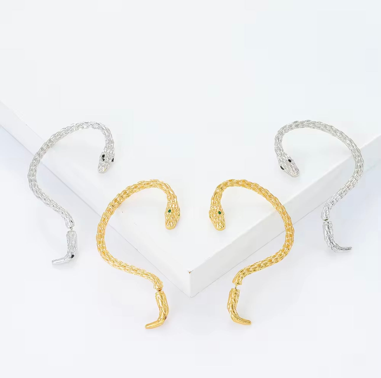 Snake earrings in gold