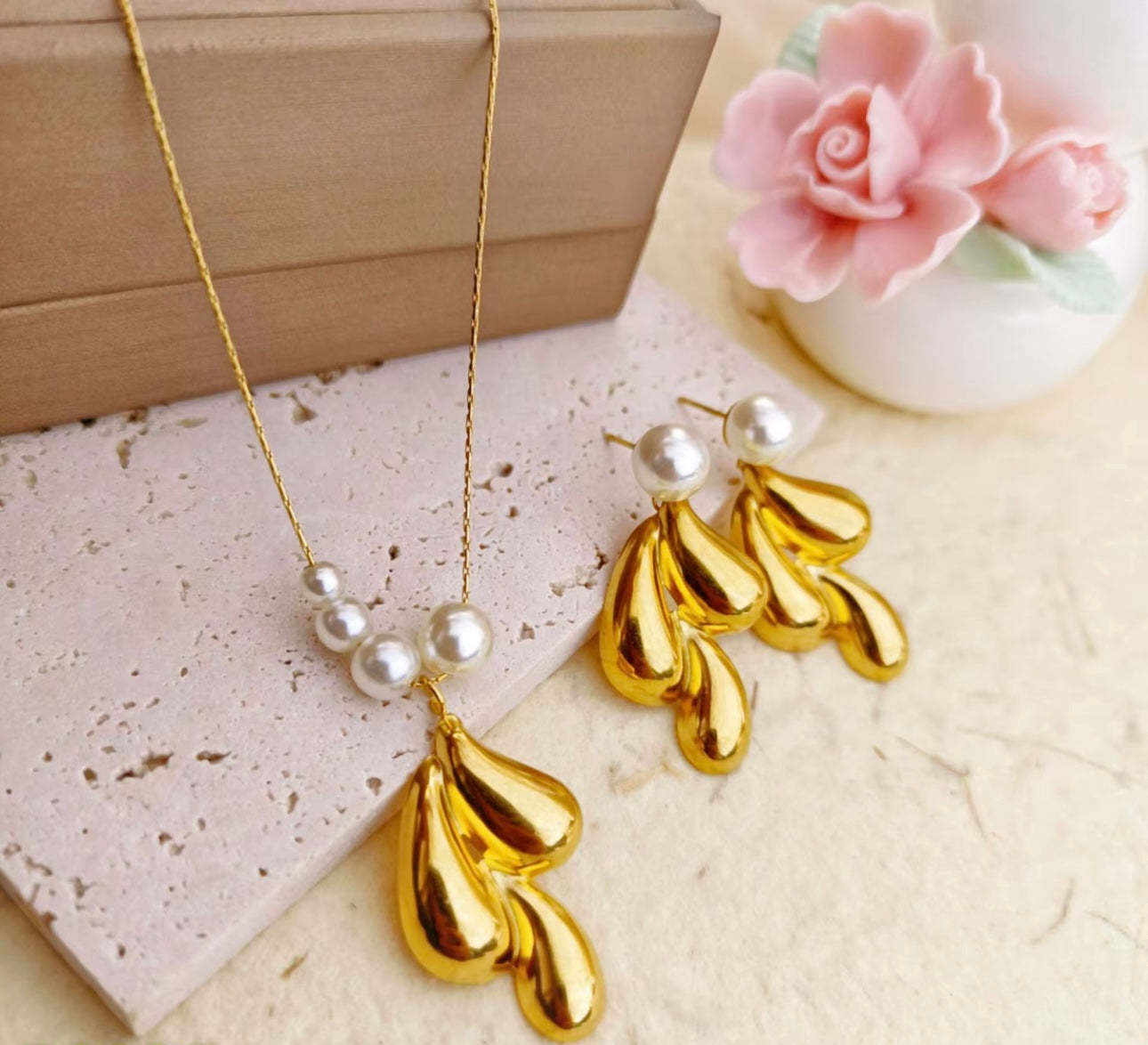 Tear drop necklace and earrings set