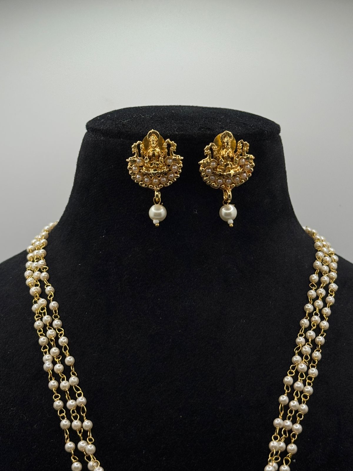 Emphasizing the temple artistry with pendant necklace and earrings
