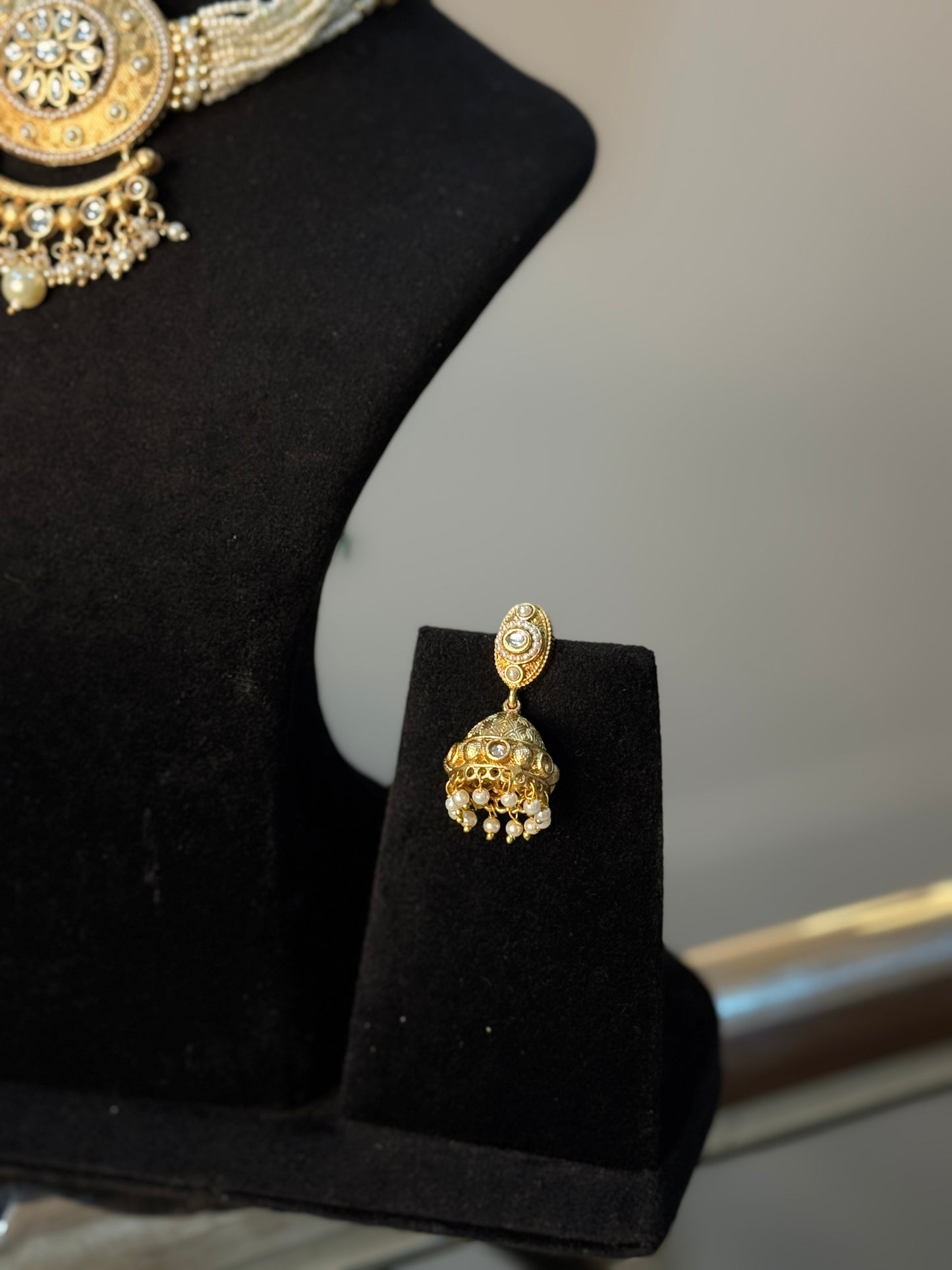 Exquisite Pearl and Gold-Plated Choker with Ornate Pendant