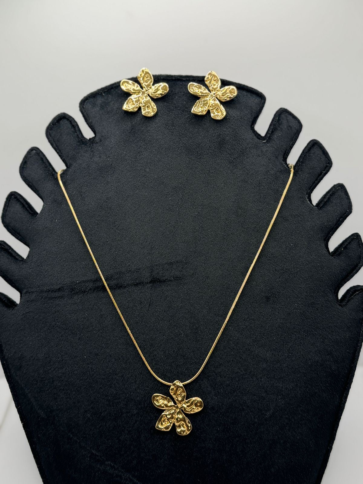 Flower necklace in stainless steel