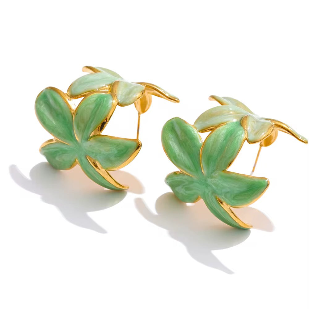 Flower shaped loop earrings golden colour