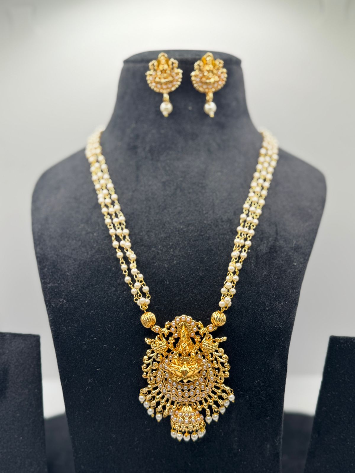 Emphasizing the temple artistry with pendant necklace and earrings