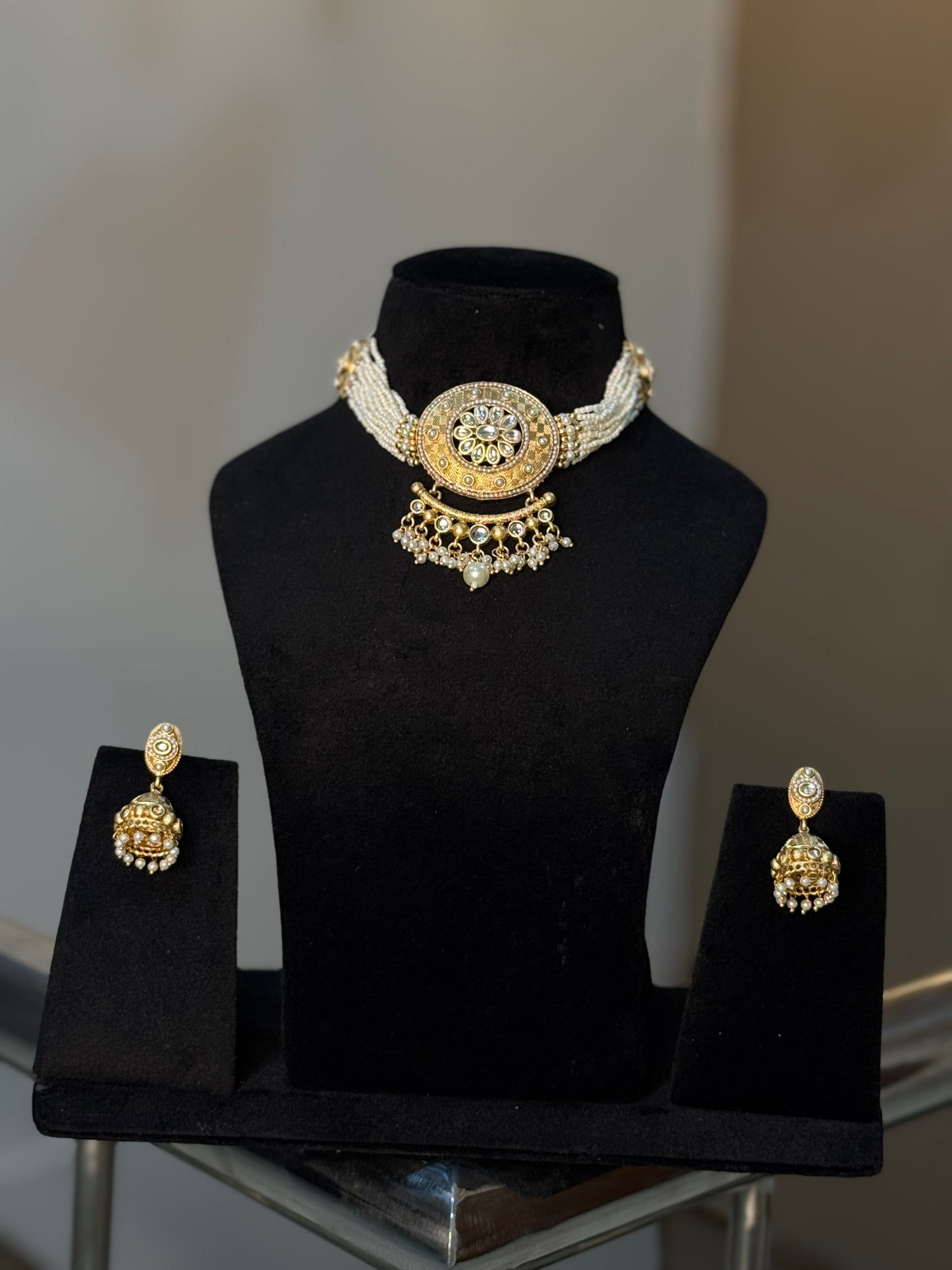 Exquisite Pearl and Gold-Plated Choker with Ornate Pendant