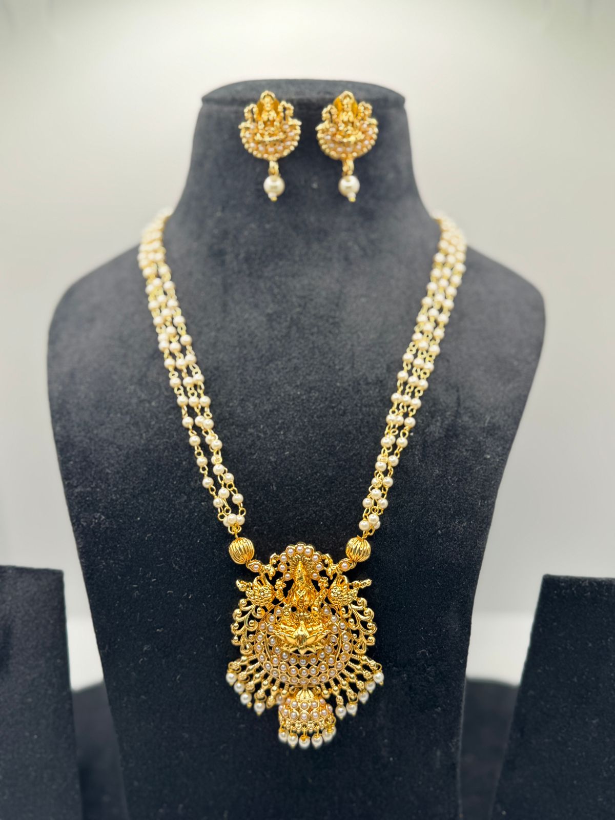 Emphasizing the temple artistry with pendant necklace and earrings