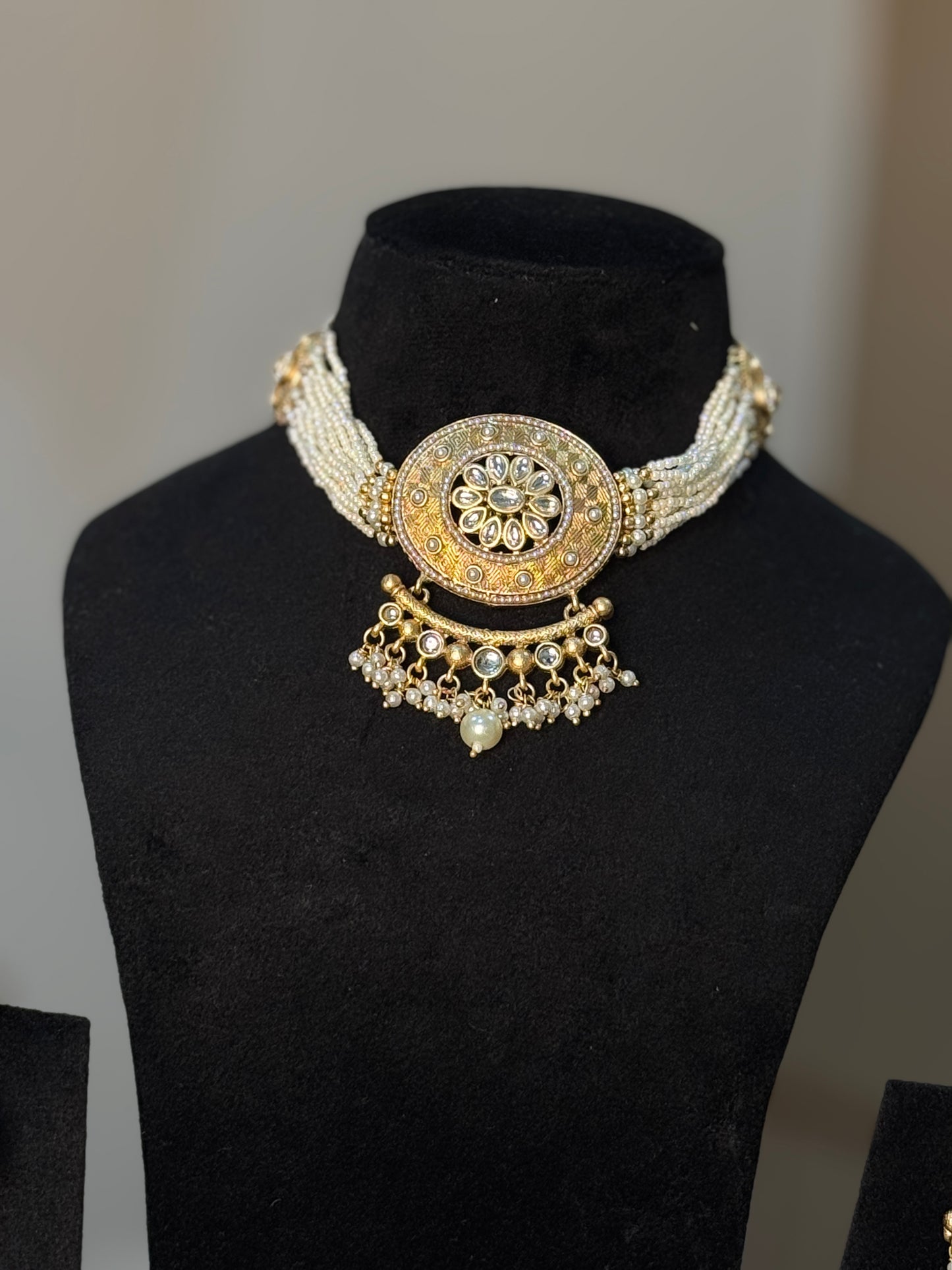 Exquisite Pearl and Gold-Plated Choker with Ornate Pendant