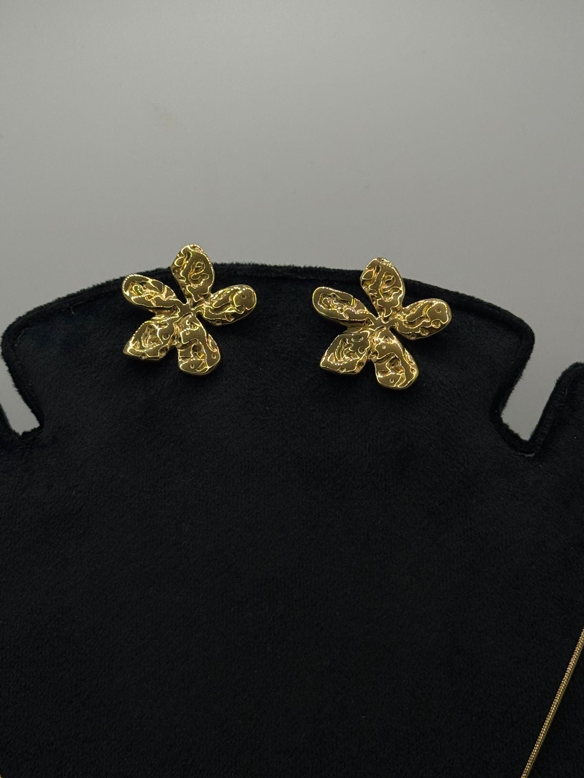 Flower necklace in stainless steel