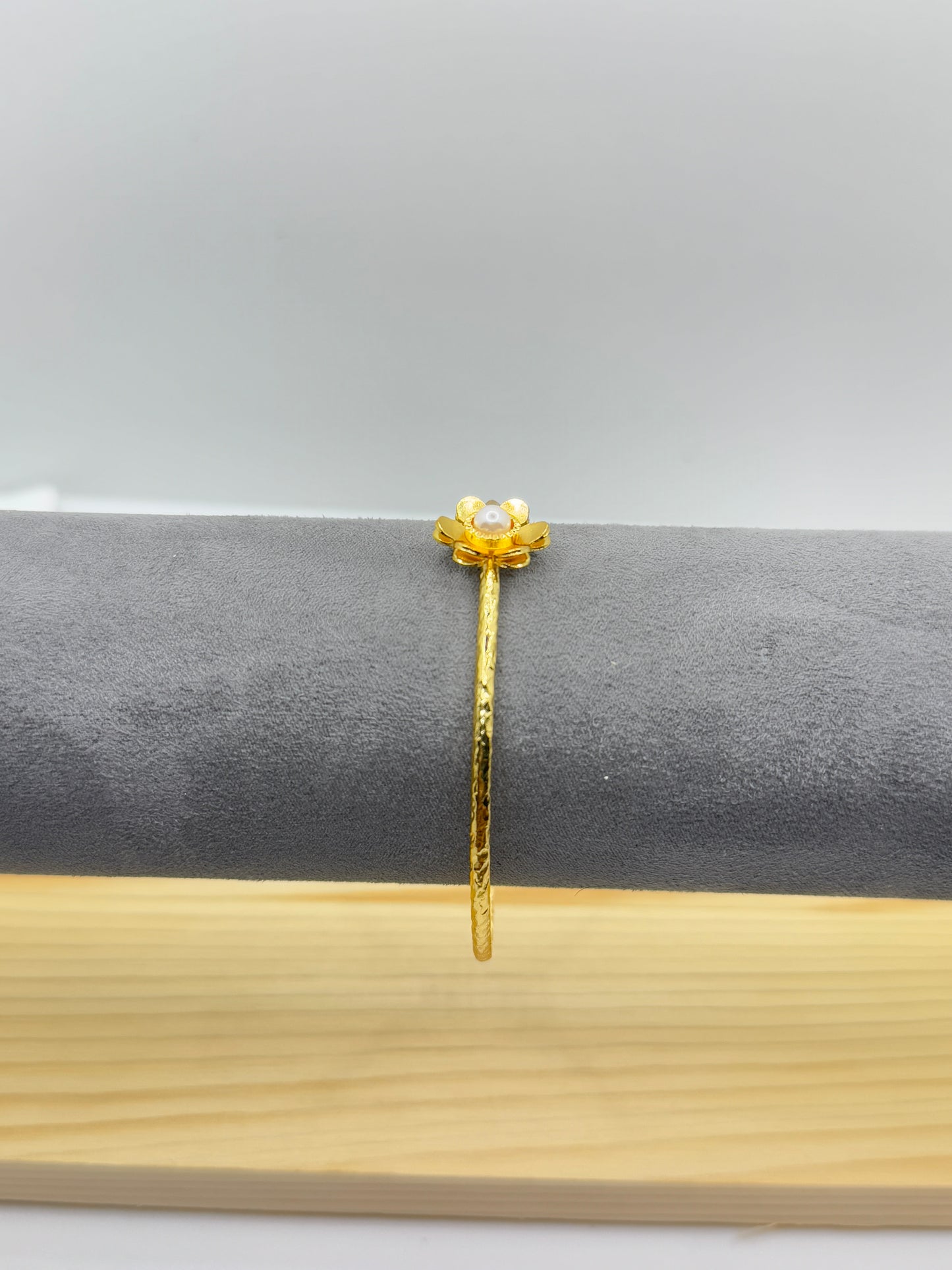 Elegant Gold Flower Bracelet with Pearl Accent