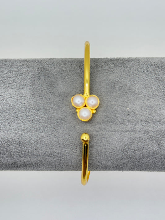 Elegant Gold Pearl Cluster Bangle