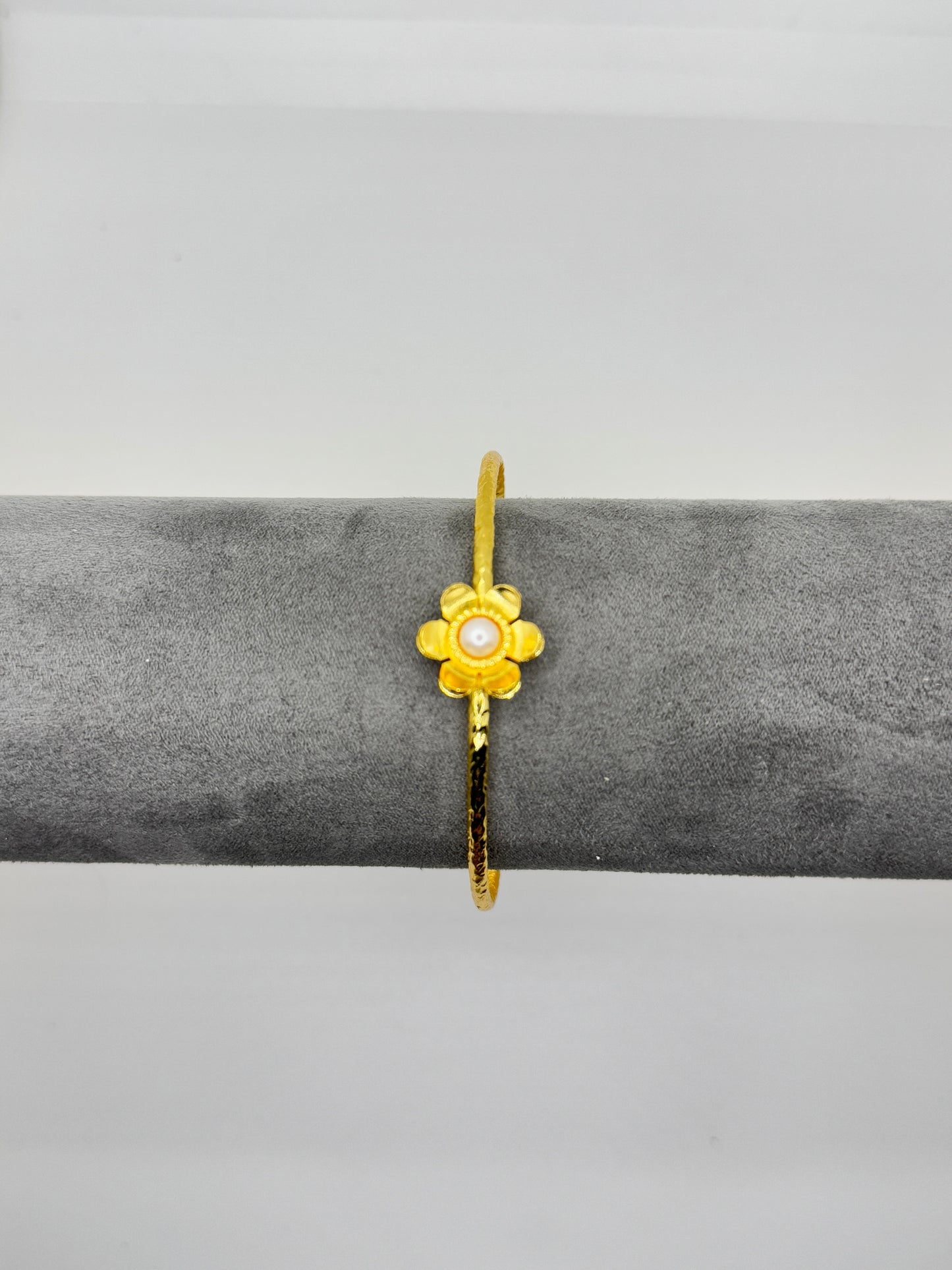 Elegant Gold Flower Bracelet with Pearl Accent