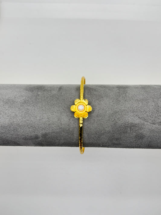 Elegant Gold Flower Bracelet with Pearl Accent