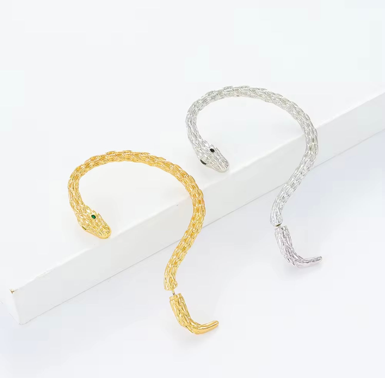 Snake earrings in gold