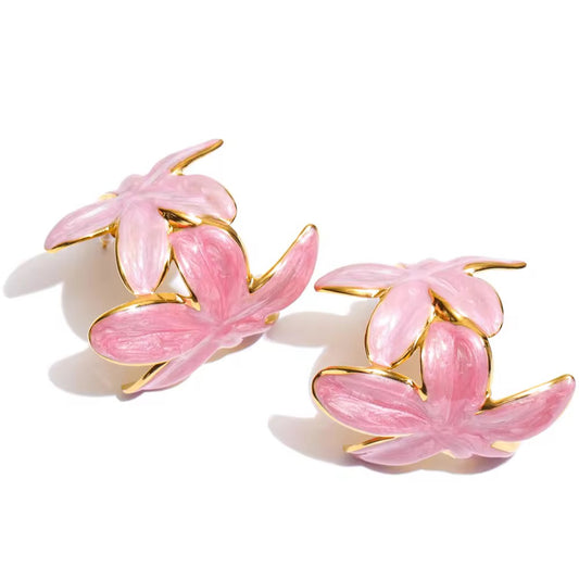 Flower shaped loop earrings golden colour