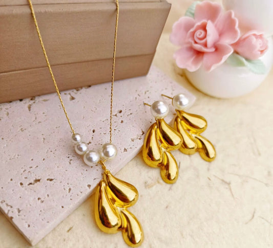 Tear drop necklace and earrings set