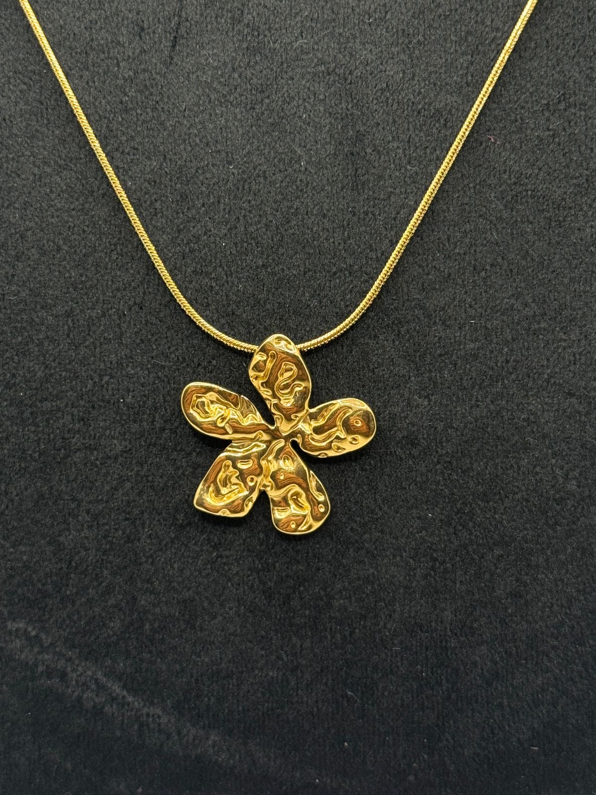 Flower necklace in stainless steel