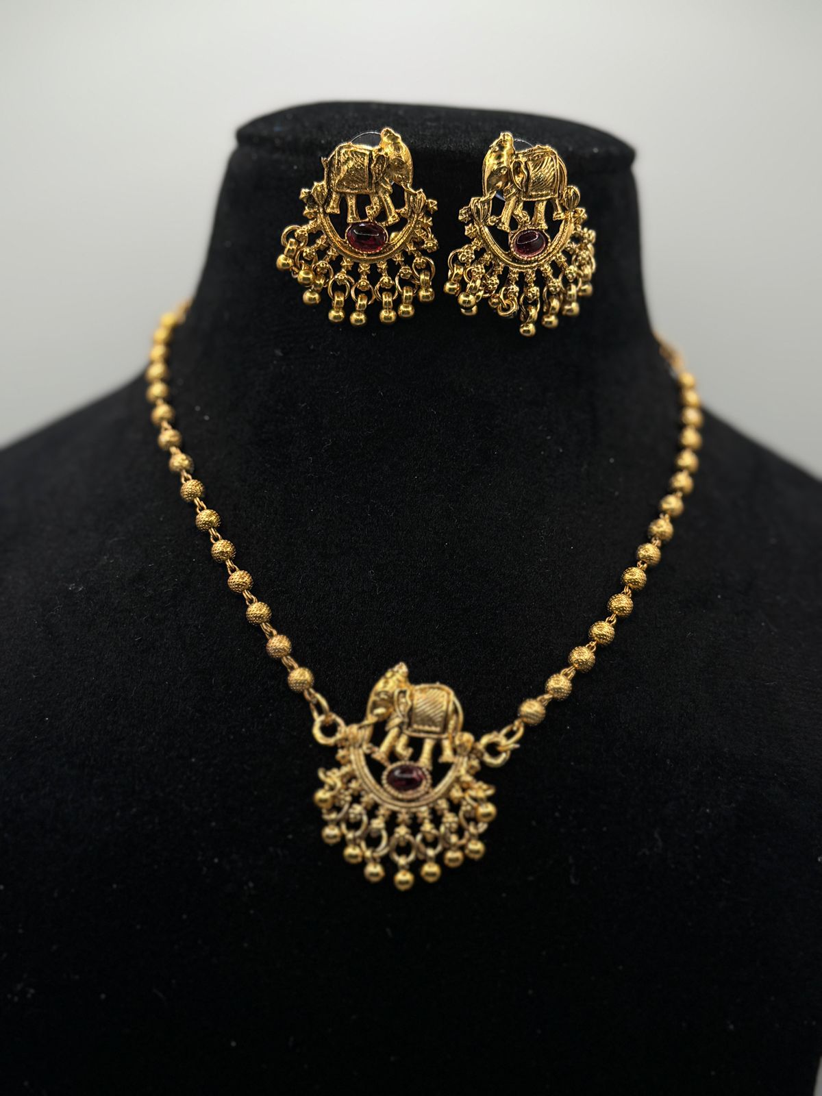 Necklace gold plated with elephant symbol and pearl chain